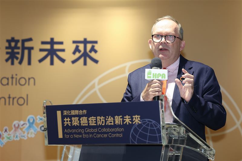 Dr. Adams讚許台灣癌症死亡率已趨於穩定甚至下降。（圖／癌症希望基金會提供）