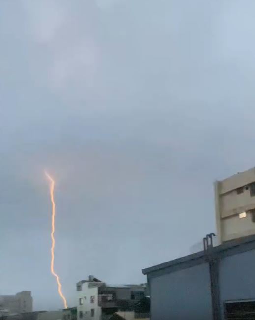 台南從今日清晨開始就不停閃電打雷。（圖／網友_841203授權提供，未經同意請勿轉載）