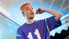 周湯豪工作中過生日，拚事業不忘寵粉。（圖／環球音樂提供）