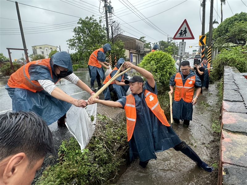 民進黨由中央黨部黨工組成DPP志工隊南下救災。（圖／民進黨提供）