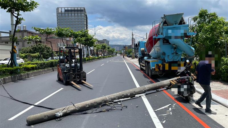 好衰！混泥土車弄斷電線桿　騎士撞上噴飛