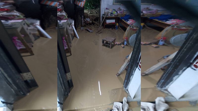 大量黃水、土石沖進家中讓民眾措手不及。（圖／翻攝畫面）