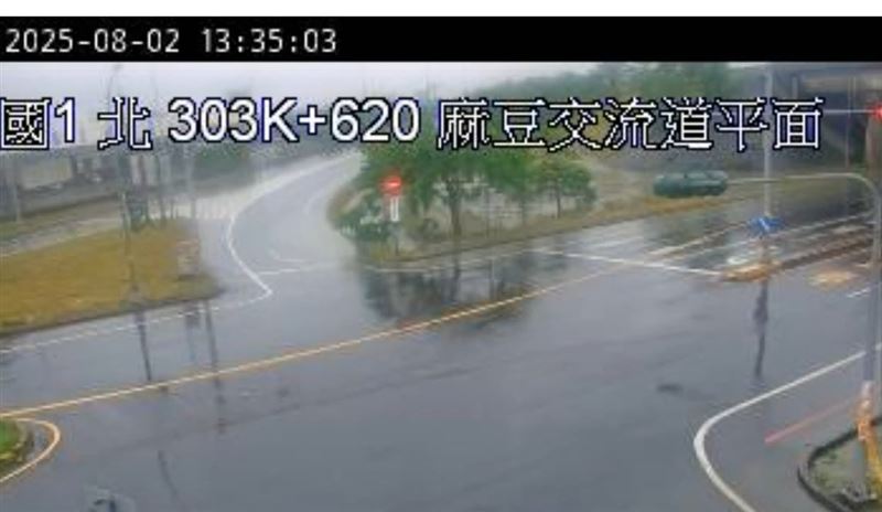 警方封閉麻豆交流道匝道雙向入口,提醒民眾盡早改道。(圖/翻攝畫面)