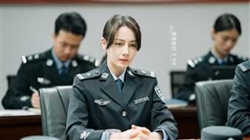 迪麗熱巴新劇挑戰正義女刑警。（圖／翻攝自迪麗熱巴微博）