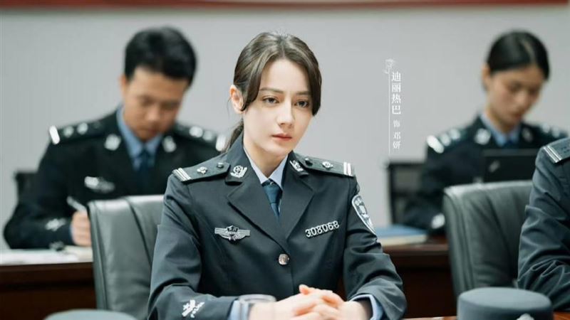 迪麗熱巴新劇挑戰正義女刑警。(圖/翻攝自迪麗熱巴微博)
