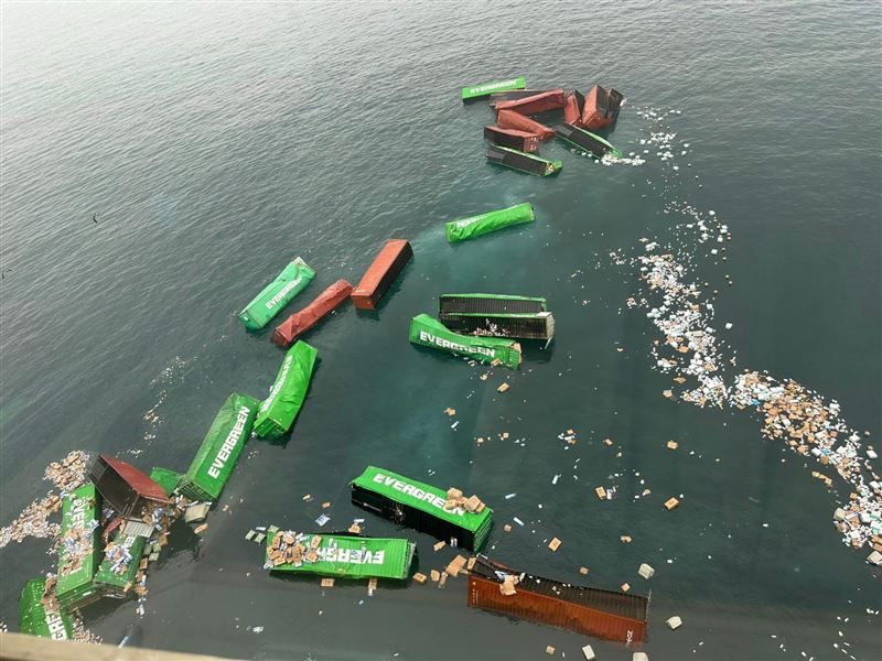 長榮海運旗下「長月輪」有多達50個貨櫃墜入大海,被迫全面關閉港口數小時。(圖/翻攝自X平台 @PattyChirinosVe)