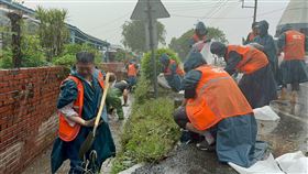 ▲民進黨代理秘書長何博文率領「DPP志工隊」南下救災。（圖／民進黨提供） 