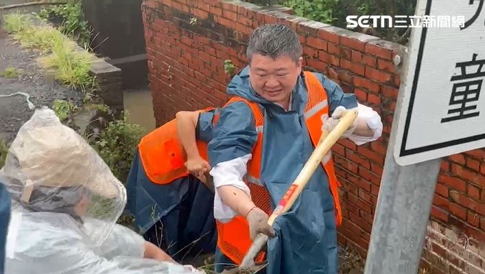 民進黨代理秘書長何博文率領「DPP志工隊」南下救災。（圖／翻攝畫面）