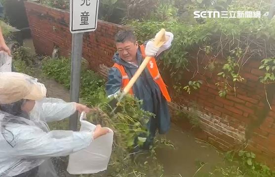 民進黨代理秘書長何博文率領「DPP志工隊」南下救災。（圖／翻攝畫面）