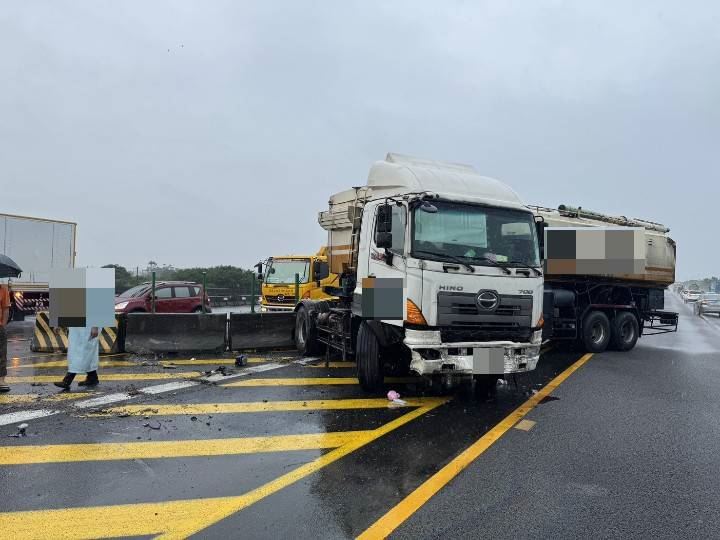 聯結車打滑失控自撞分隔島。(圖/翻攝畫面)