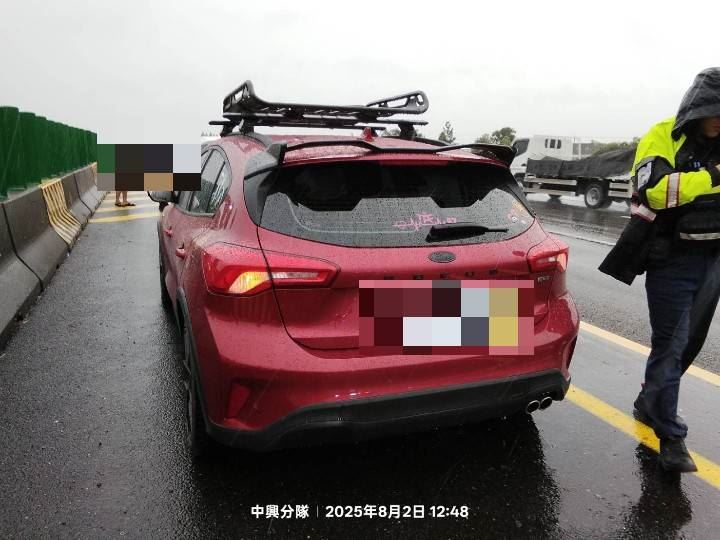 行駛於北上的轎車因因閃避不及,追撞上石塊。(圖/翻攝畫面)