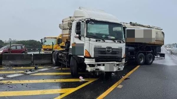彰化聯結車折甘蔗!撞毀分隔島波及3轎車