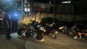 少女外約男網友，明明搭車卻硬要裹棉被，才發現是吸毒副作用在畏寒。（圖／翻攝畫面）