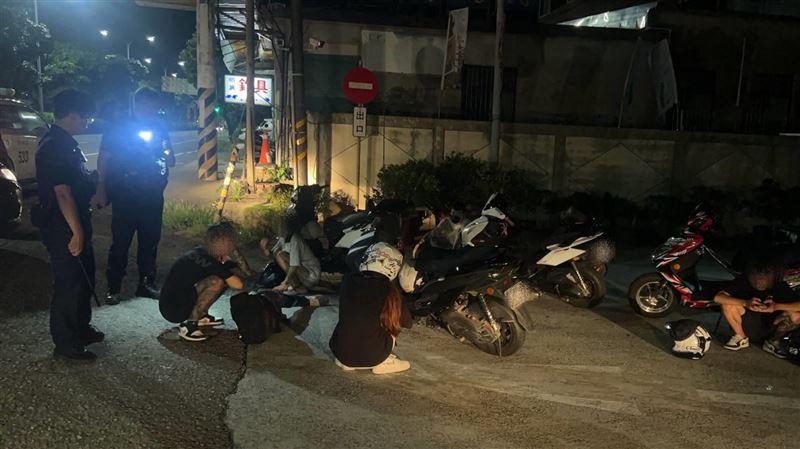 少女外約男網友,明明搭車卻硬要裹棉被,才發現是吸毒副作用在畏寒。(圖/翻攝畫面)