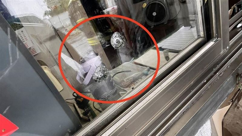 南屯區文心拖吊保管場警衛室窗戶,今日中午遭空氣槍射擊。(圖/翻攝畫面)