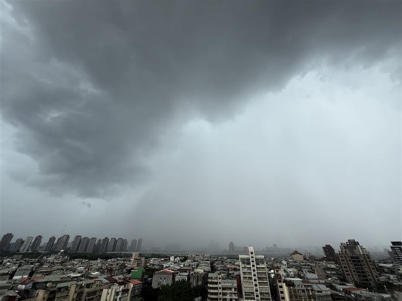 鄭明典PO出一張降雨前的雨瀑照片,直呼「好像開水龍頭」。(圖/翻攝自鄭明典臉書)