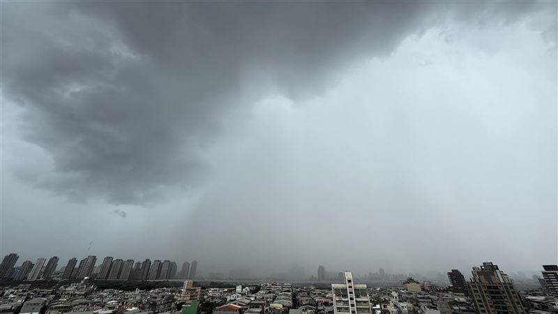 大雷雨灌台北!鄭明典曬1照:像開水龍頭