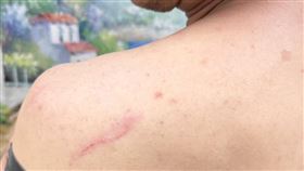 員警為了逮捕車手，而不慎全身掛彩。（圖／翻攝畫面）