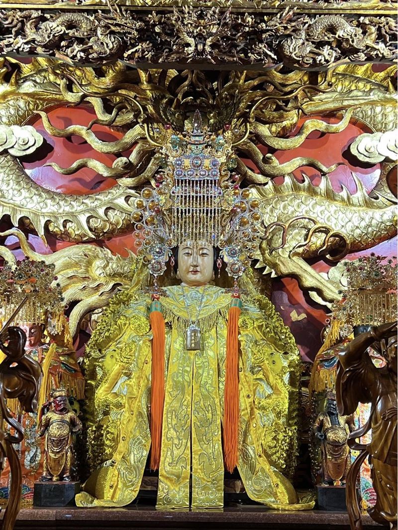 建宮200年信徒送上百萬級掛飾。（圖／翻攝自中壢仁海宮-中壢媽 Renhai Temple粉絲專頁）