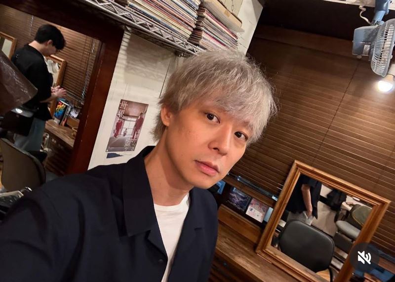 朴有天銀白髮新造型亮相。（圖／翻攝自IG）
