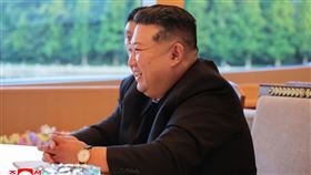 俄羅斯外交部長拉夫羅夫（Sergei Lavrov）出訪北韓，7月12日與北韓領導人金正恩（圖）會晤，俄國外交部發布的影片顯示，兩人握手致意並擁抱。（圖／翻攝自KCNA）