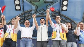 朱立倫、侯友宜同台力挺羅明才（2）面臨被罷免的國民黨立委羅明才（左3）2日上午在新北市新店區成立「反惡罷 戰獨裁」後援會，國民黨主席朱立倫（右3）和新北市長侯友宜（左2）現身支持，同台力挺羅明才。中央社記者鄭清元攝　114年8月2日