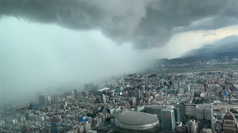 有網友在101大樓的85樓拍下，遠方大片烏雲漸漸逼近。（圖／Threads網友＠penny90.0220授權提供）