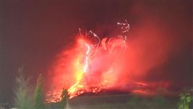 ▲印尼最活躍火山之一，勒沃托比火山連續兩天爆發。（圖／美聯社／達志影像）