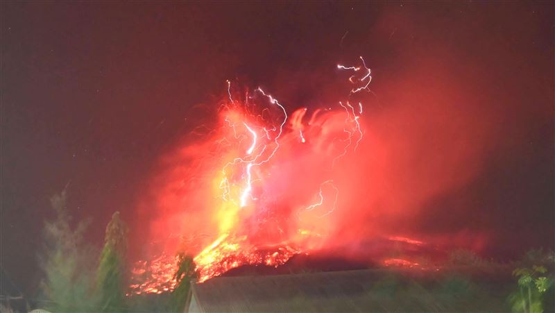 印尼最活躍火山之一,勒沃托比火山連續兩天爆發。(圖/美聯社/達志影像)