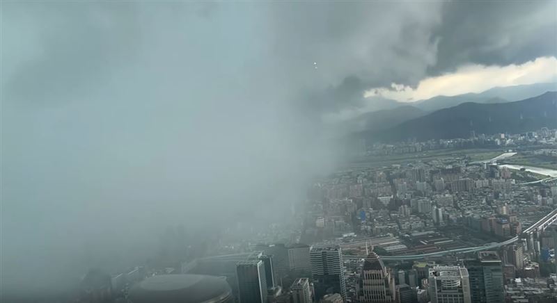 烏雲貼近101，底下的建築物也漸漸被遮住。（圖／Threads網友＠penny90.0220授權提供）