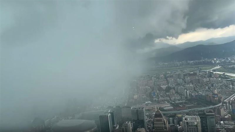 台北101上見烏雲吞城市 拍攝者：世界末日