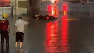 影像曝光！2車誤入台南地下道滅頂