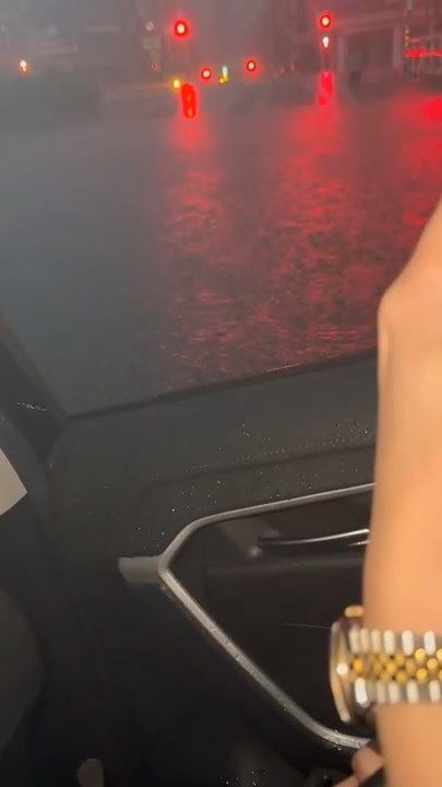 女子將受困過程拍下,並催促司機趕緊爬出車外不要再等救援了。(圖/Threads@172_fei_fei授權)