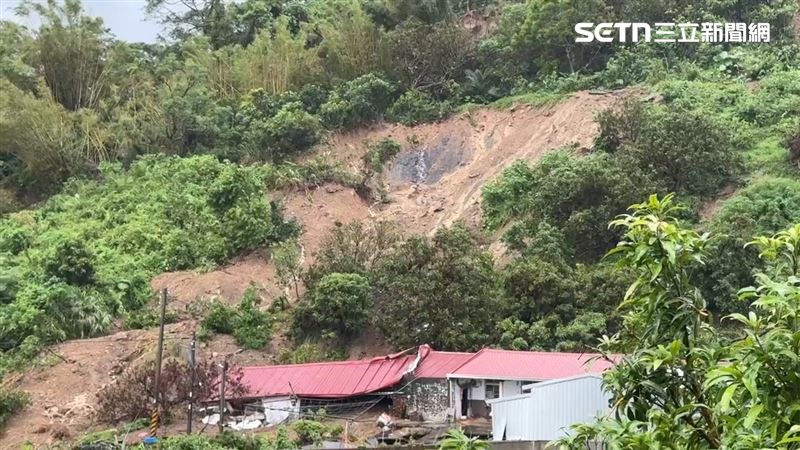 民宅地基因土石流沖刷導致建物傾斜。(圖/翻攝畫面)