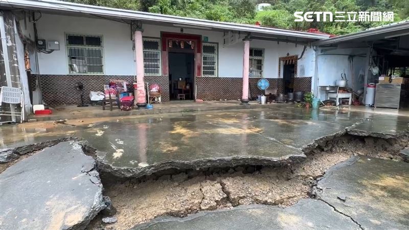 東和里發生土石流,地基因此被沖刷流失造成地裂。(圖/翻攝畫面)