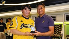 ▲中信兄弟曾頌恩首次獲得真鑽的冠軍戒指。（圖／翻攝自中信兄弟臉書）