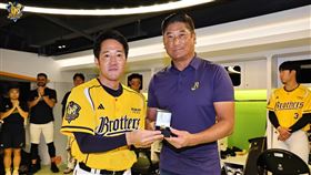 ▲中信兄弟總教練平野惠一獲得冠軍戒指。（圖／翻攝自中信兄弟臉書）