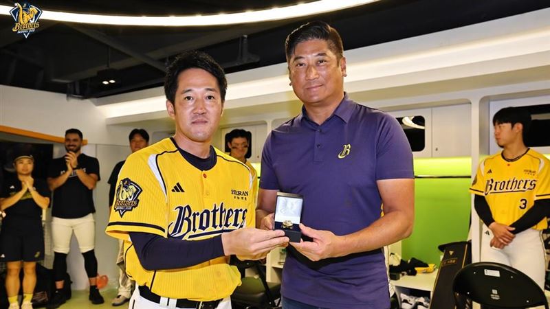 中信兄弟總教練平野惠一獲得冠軍戒指。(圖/翻攝自中信兄弟臉書)