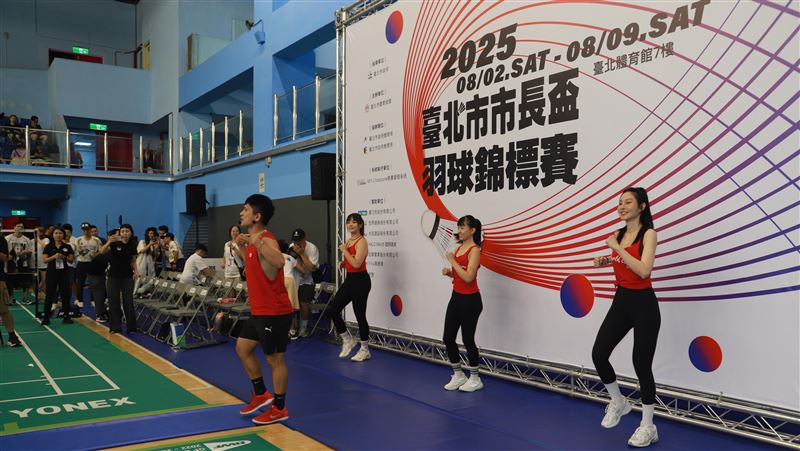 台北市市長盃羽球錦標賽開打前,先做好熱身。(圖/主辦單位提供)
