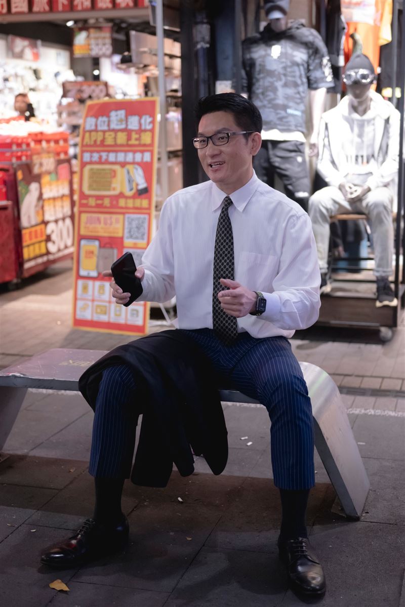 童仲彥考取不動產經紀人執照後，再添地政士資格。（圖／翻攝自童仲彥臉書）