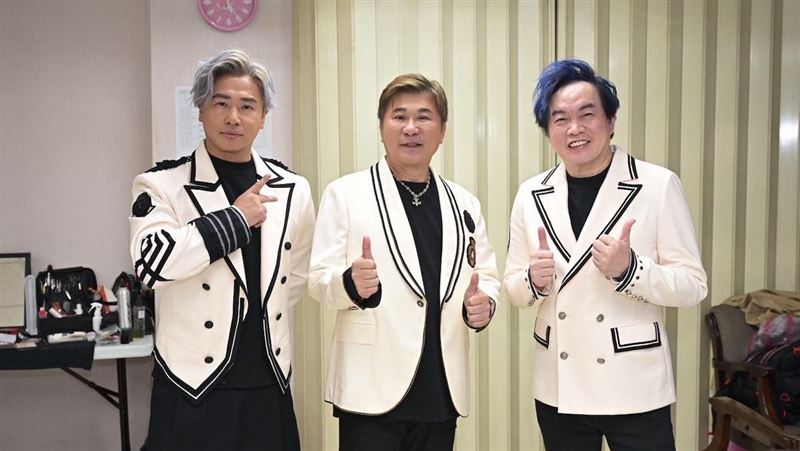 康康(右)同樣患有B型肝炎。(圖/萬星傳播提供)