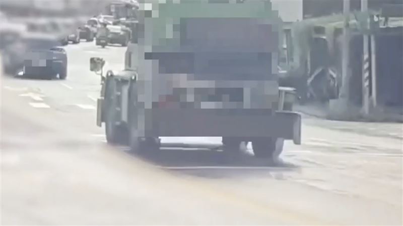 監視器拍到吊車行進時,突然失控左拐右彎,最後撞向民宅(圖/翻攝畫面,下同)