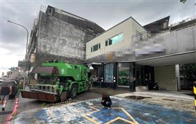 ▲台北市南港路三段大型吊車失控撞民宅，監視器拍到吊車行進時，突然失控左拐右彎，最後撞向民宅（圖／翻攝畫面）