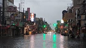 西南氣流影響　台南永康淹水（1）西南氣流影響，台南2日明顯降雨，永康區時雨量逾100毫米，部份區域排水不及，淹水嚴重。（台南市議員黃肇輝提供）