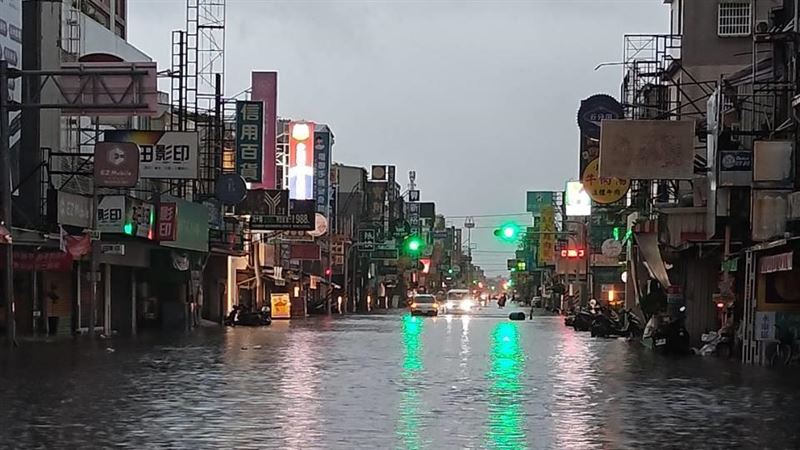 連日豪雨導致南部地區頻傳淹水災情。(圖/台南市議員黃肇輝提供)