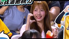 中信啦啦隊女孩夏蕾現身大巨蛋看球賽，但主持人卻沒認出。（圖／翻攝自自Twitch＠中信兄弟官方頻道）