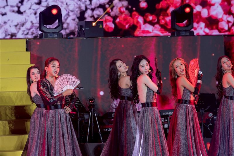 賴慧如(左)今晚和Luxy Girls首度合作。(圖/萬星傳播提供)
