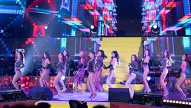 賴慧如和Luxy Girls首度合作，服裝辣開高衩，性感尺度破表。(圖／萬星傳播提供)
