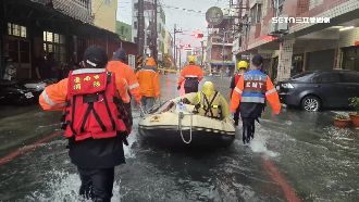馬路成水道　洗腎翁靠皮艇「滑出災區」