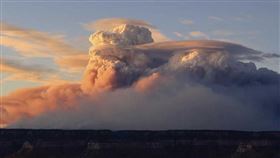 美西野火爆發「火焰雲」延燒逾17萬公頃　猶他州宣布進入緊急狀態。(圖／美聯社／達志)